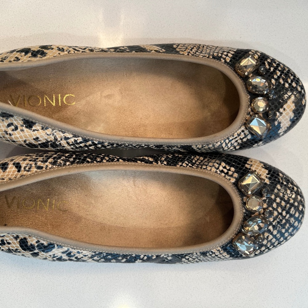Vionic Snakeskin Flats with bead detail, Size 7